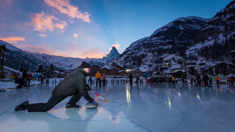 Das Bild zeigt einen Curler vor dem Matterhorn
