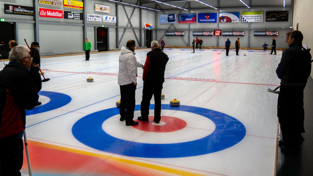 Das Bild zeigt Curler in der Curlinghalle in Brig.